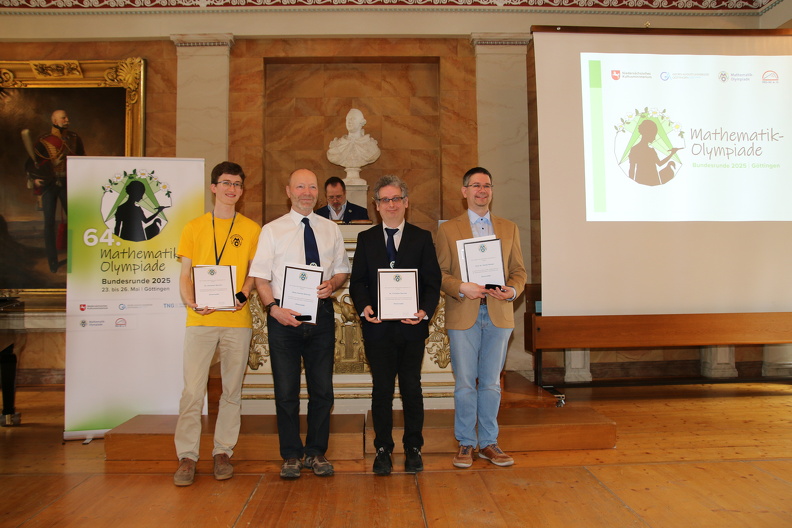 Ehrennadel des Mathematik-Olympiaden e.V. (Christian B., Hans-Joachim B., Christian H., Daniel H.) IMG_6464.JPG
